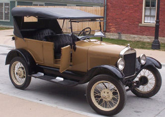 Ford Model T: Image by  Rmhermen from  http://en.wikipedia.org/wiki/File:Late_model_Ford_Model_T.jpg